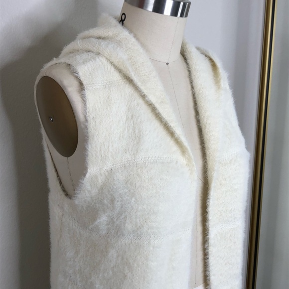 Do Everything In Love White Fuzzy Hooded Vest - Picture 2 of 8